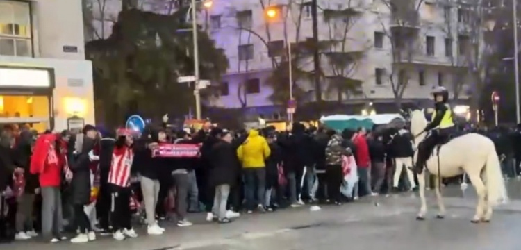 馬競球迷進入伯納烏時向人群投擲雜物，導致安保對其進行脫鞋檢查