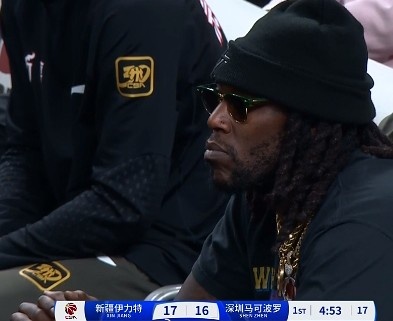 哦呦？你來了！新疆新外援哈雷爾場邊觀戰(zhàn)新疆主場vs深圳的比賽