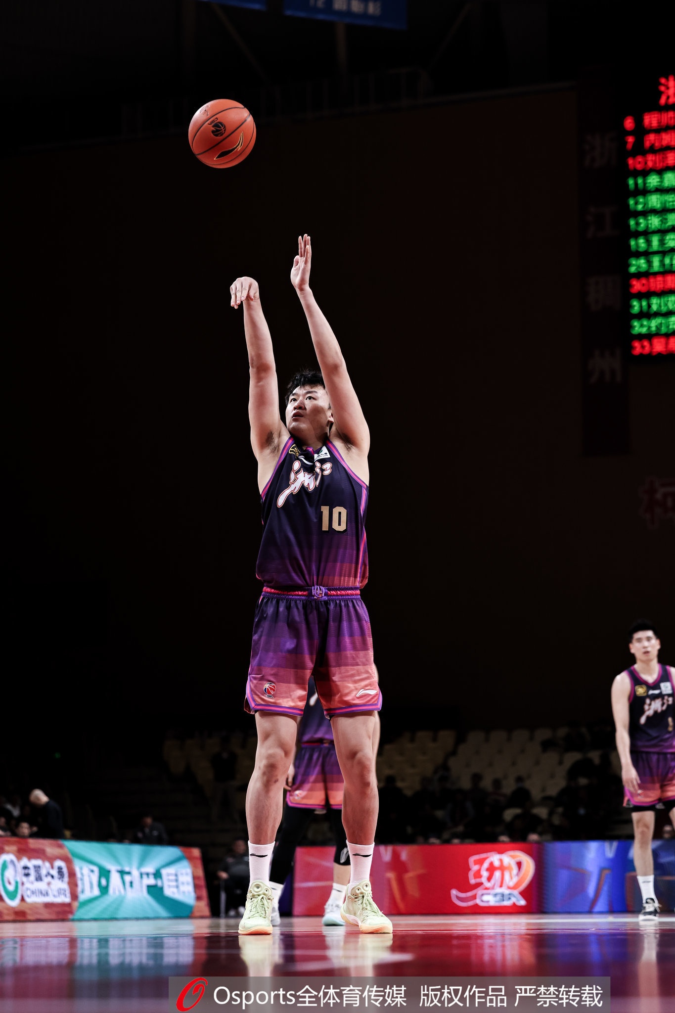 高效替補(bǔ)！劉澤一13投7中&罰球4中3得18分7板 得分并列全隊(duì)最高